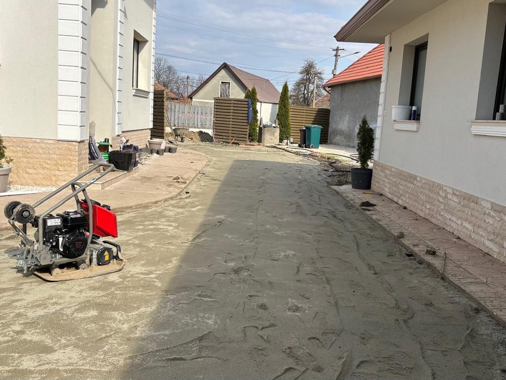Placă compactoare pe o alee pregătită pentru pavaj, lucrare MSA Progarden