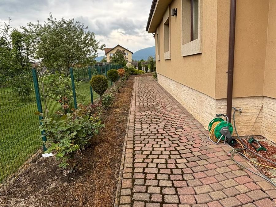 Alee pavată lângă o casă, lucrare de amenajare exterioară